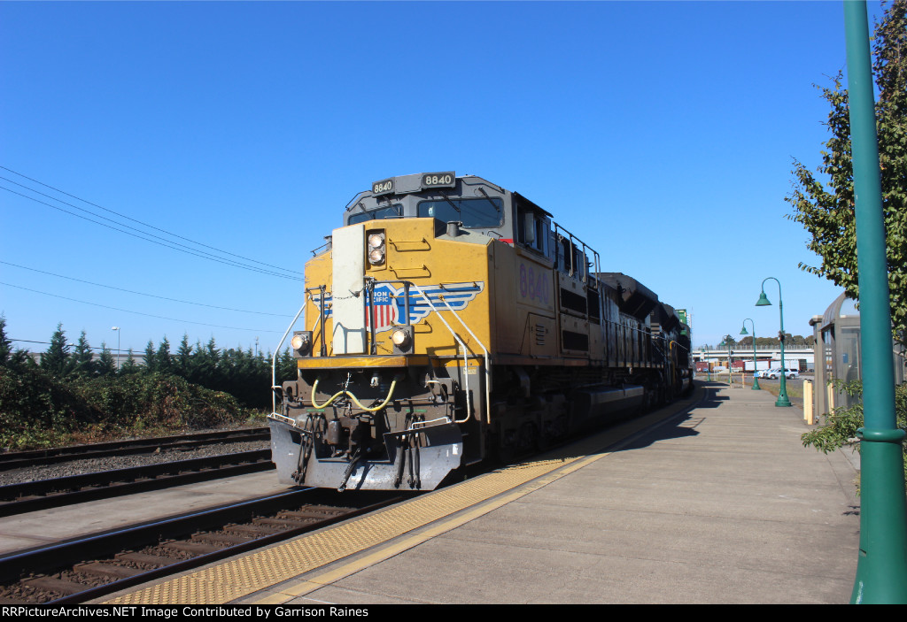 UP 8840 leads intermodal through Vancouver, WA